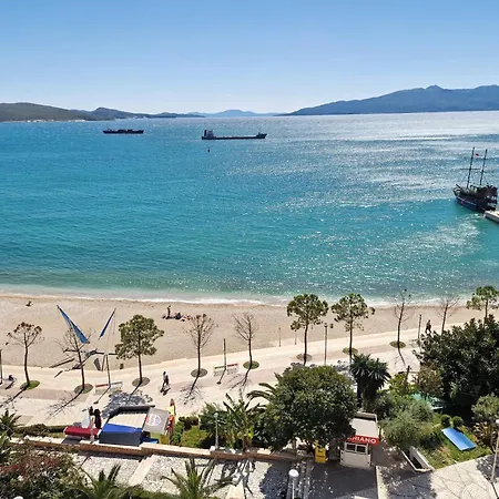 Beachfront 公寓 *